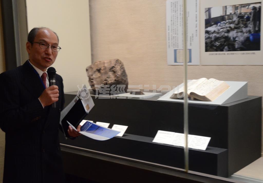 １６００年代から気仙地域の動向を記録してきた「吉田家」文書と国内最大級の隕石について説明する神庭保存修復課長＝２０１５年１月１３日、東京都台東区・東京国立博物館（原圭介撮影）