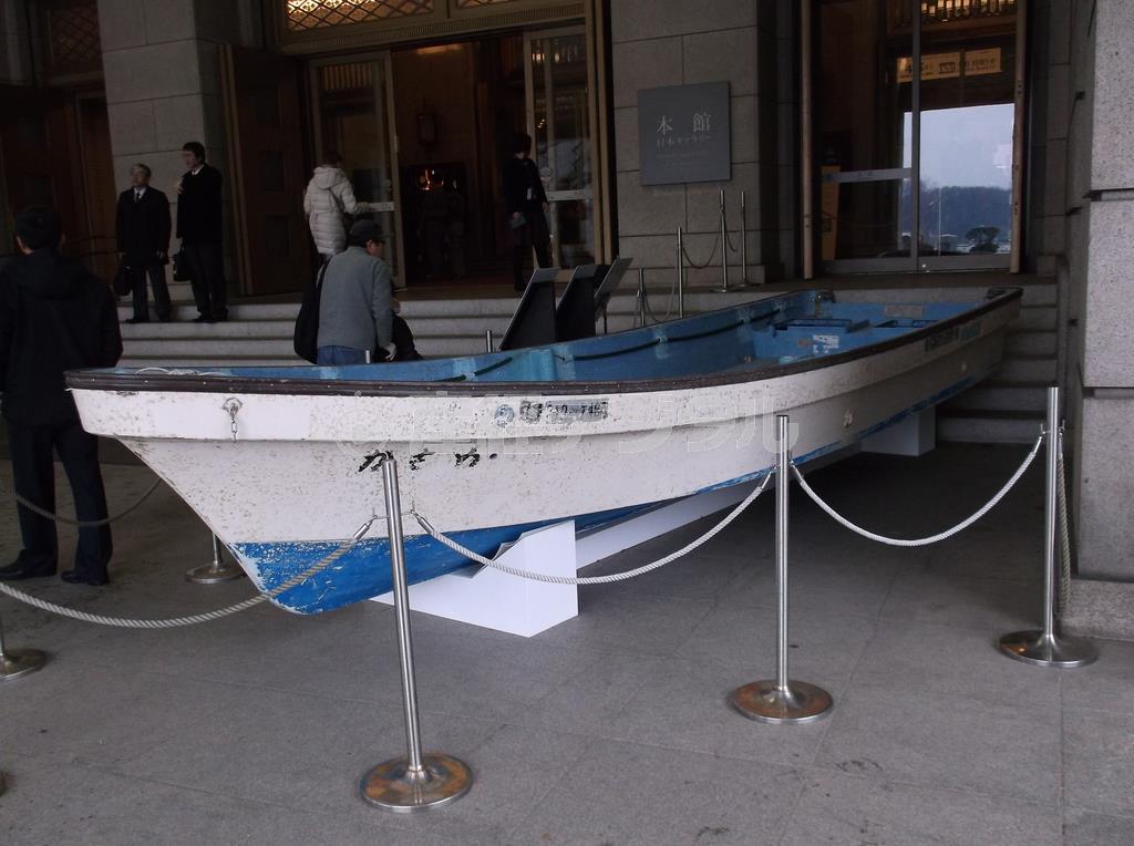 大津波で流され、米カリフォルニア州クレセントシティの海岸で発見された岩手県立高田高校の実習船「かもめ」＝２０１５年１月１５日、東京都台東区・東京国立博物館（原圭介撮影）