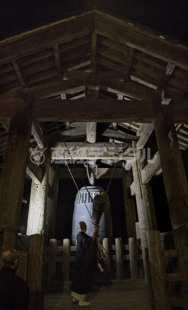 新しい年への祈りを込めて国宝の洪鐘（おおがね）がつかれた＝２０１４年１２月３１日、神奈川県鎌倉市長谷の円覚寺（渡辺照明撮影）