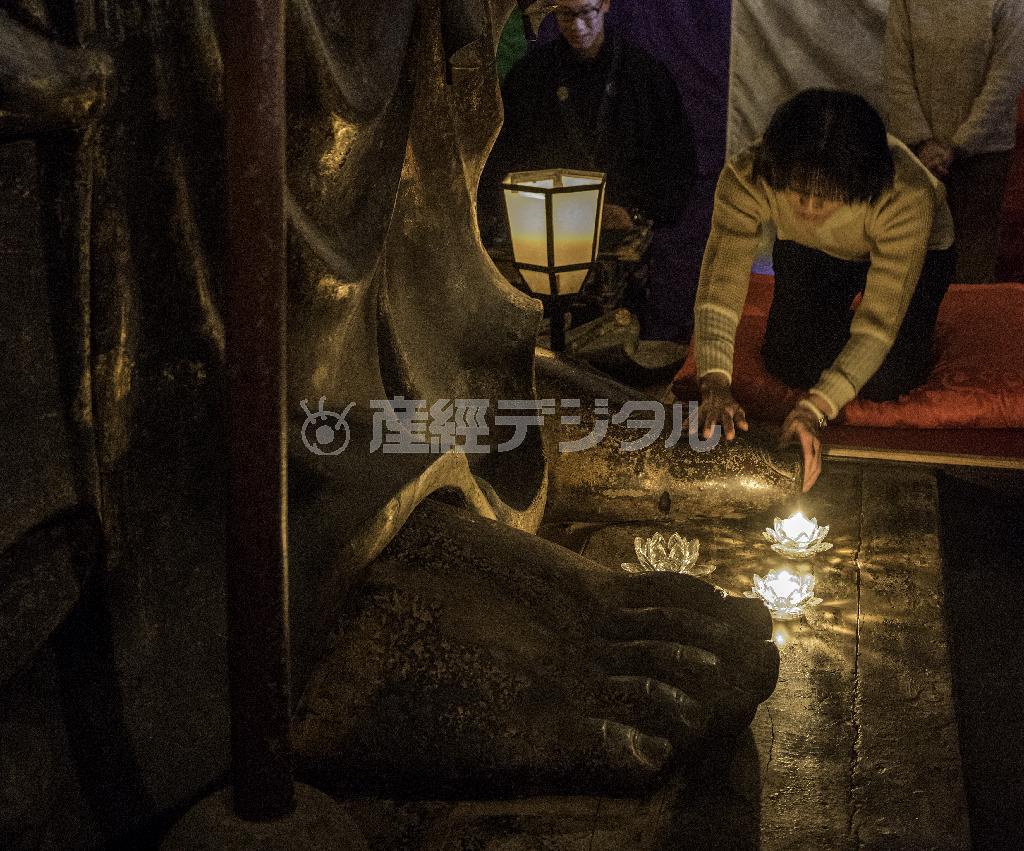 観音様に触れることができる機会は年に１度だけ＝２０１４年１２月１８日、神奈川県鎌倉市長谷の長谷寺（渡辺照明撮影）