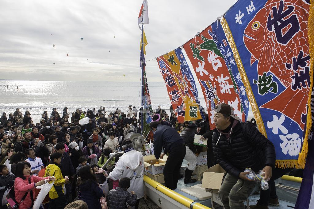 海に感謝。船おろしにはたくさんの人が集まった＝２０１５年１月２日、神奈川県鎌倉市の坂ノ下海岸（渡辺照明撮影）