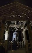 新しい年への祈りを込めて国宝の洪鐘（おおがね）がつかれた＝２０１４年１２月３１日、神奈川県鎌倉市長谷の円覚寺（渡辺照明撮影）