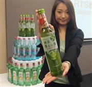 サントリースピリッツが発売するお茶割りのリキュール「抹茶香るお酒」＝２０日、東京都千代田区（平尾孝撮影）