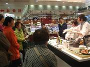 フーズスタイリストによる調理の実演＝東京都内