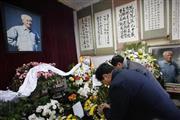 死去から１０年を迎えた中国共産党の趙紫陽・元総書記の自宅を訪れ、遺影に向かい頭を下げる人たち＝２０１５年１月１７日、中国・首都北京市（ロイター）