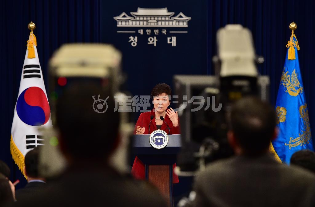 １月１２日、首都ソウルの大統領府で年頭記者会見を行う韓国の朴槿恵（パク・クネ）大統領。大統領単独の正式な記者会見は、就任後２回目という少なさだ＝２０１５年、韓国（ＡＰ）