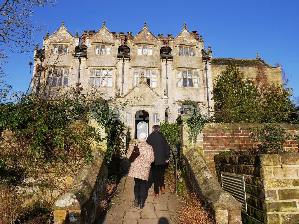 グレイブタイ・マナーハウスの朽ち果てた雰囲気の外観。古ければ古いほど価値が高まるお国柄が感じられた＝２０１４年１２月２８日、英国・サセックス（内藤泰朗撮影）