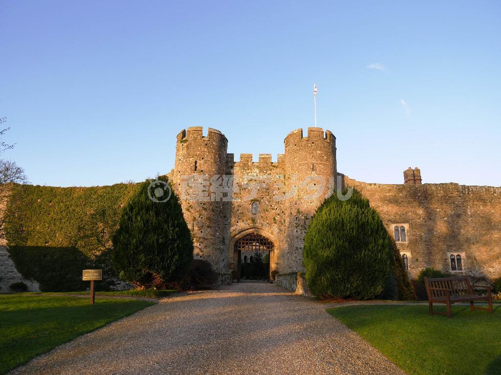 アンバリー城の入口。本物の中世の古城での宿泊は、王子や王女になった気分にさせてくれる＝２０１４年１２月２８日、英国・サセックス（内藤泰朗撮影）