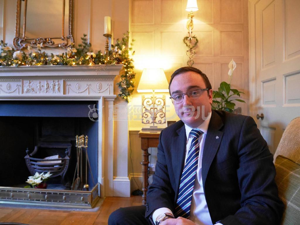 アンバリー城の支配人、マシュー・ドリンクウォーターさん。２８歳の支配人だ＝２０１４年１２月２９日、英国・サセックス（内藤泰朗撮影）