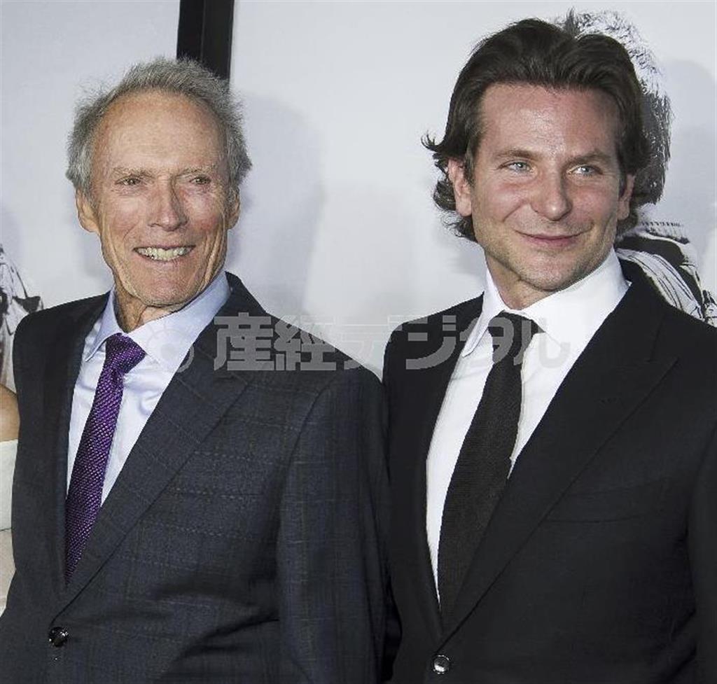 クリント・イーストウッド監督（左）と米俳優、ブラッドレイ・クーパーさん＝２０１４年１２月１５日、米ニューヨーク（ＡＰ）
