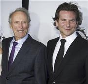 クリント・イーストウッド監督（左）と米俳優、ブラッドレイ・クーパーさん＝２０１４年１２月１５日、米ニューヨーク（ＡＰ）