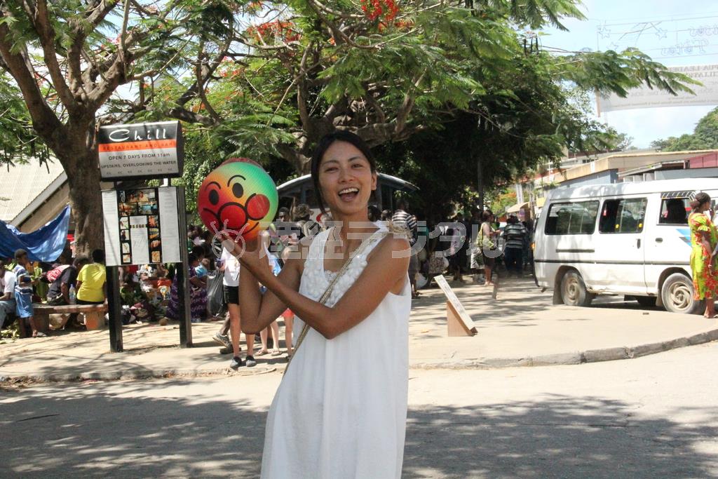 「これがアンパンマンボール。南国らしいレインボーカラーです」と紹介する相川梨絵（りえ）さん＝２０１４年１２月２４日、バヌアツ（本人提供）