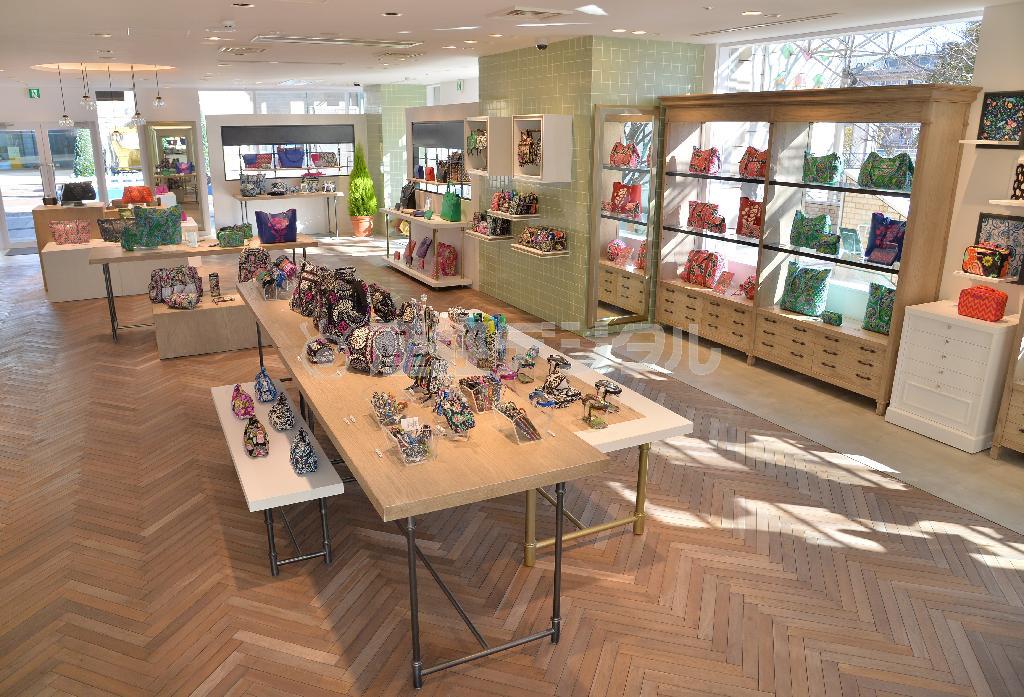 広々した店内はベビーカーを押しながらでもゆっくり商品を見られるよう配慮、ソファもある＝２０１５年１月８日、東京都渋谷区（三尾郁恵撮影）