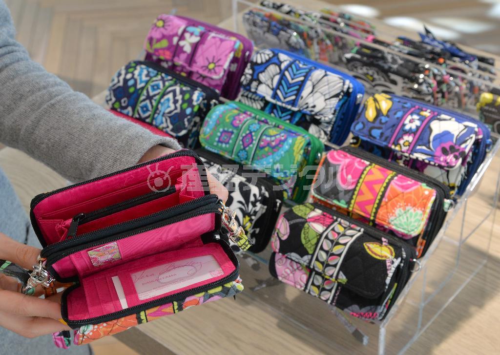 ママさんに大人気の「オール・イン・ワン＿クロスボディー」（８５００円）。スマホもお金もカードも何でも入るので、これだけ持ってお出かけへ＝２０１５年１月８日、東京都渋谷区（三尾郁恵撮影）