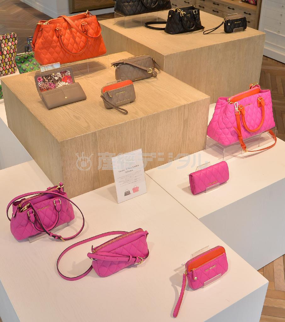 ２０１４年秋冬から展開するレザーバッグはオレンジやピンクの鮮やかな色。ストラップつきハンドバッグは大（奥と右、４万円）と小（左、２万６０００円）。ほかポーチ（手前、１万５５００円）、ショルダーバッグ（手前から左２番目、２万３０００円）など品ぞろえは豊富＝２０１５年１月８日、東京都渋谷区（三尾郁恵撮影）