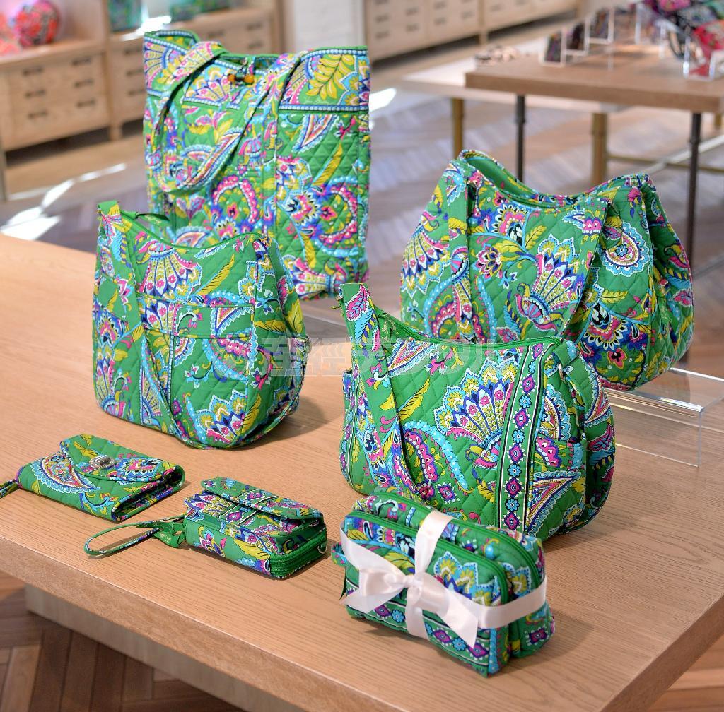 同じ柄でさまざまな形のバッグがそろう。「エメラルド・ペイズリー」柄のトートバッグ（左奥、１万３５００円）、ショルダーバッグ（中断左、１万１５００円、中断右、１万３５００円）、ポーチ（手前左、７０００円）＝２０１５年１月８日、東京都渋谷区（三尾郁恵撮影）