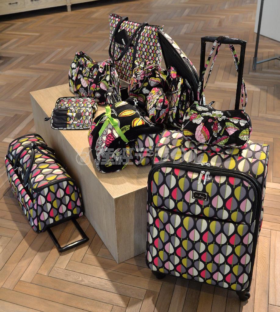 旅行用アイテムも豊富。キャリーバッグ大（右、５万２０００円）、小（机の上、４万６０００円）、ブランケット（机の上、８０００円）、ボストン型キャリーバッグ（左、３万２５００円）など＝２０１５年１月８日、東京都渋谷区（三尾郁恵撮影）