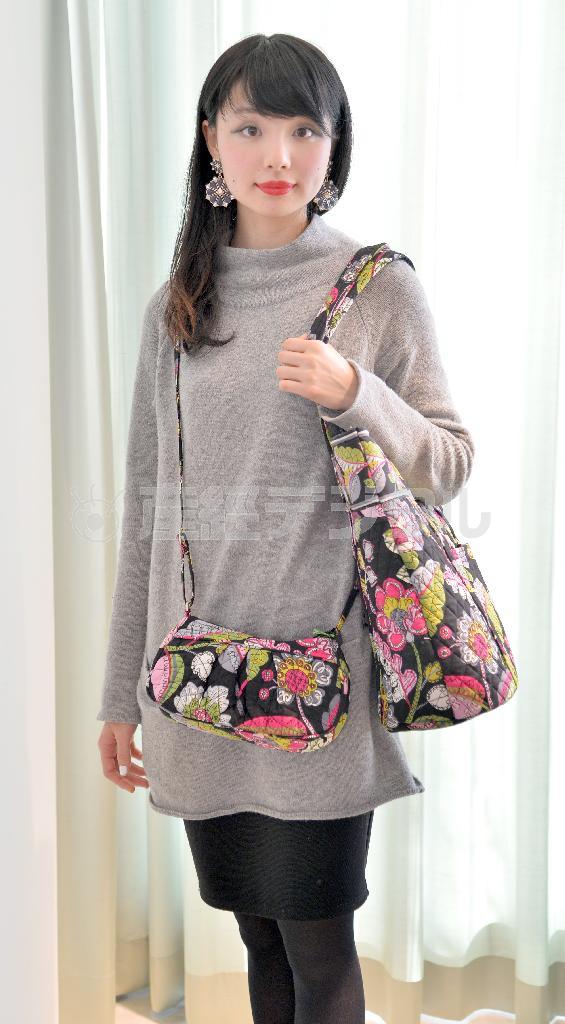 大型トートバッグ「ヴェラ」（左、１万３５００円）に小型バッグ「フラニー」（右、４５００円）を併せ持つのが代官山に集まるママさんたちに人気＝２０１５年１月８日、東京都渋谷区（三尾郁恵撮影）