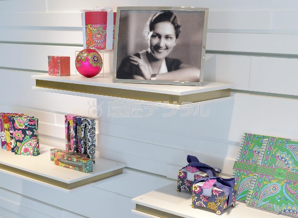 ブランドの由来となったヴェロニカ・ブラッドリーの肖像（上段）のもとに文具シリーズ＝２０１５年１月８日、東京都渋谷区（三尾郁恵撮影）