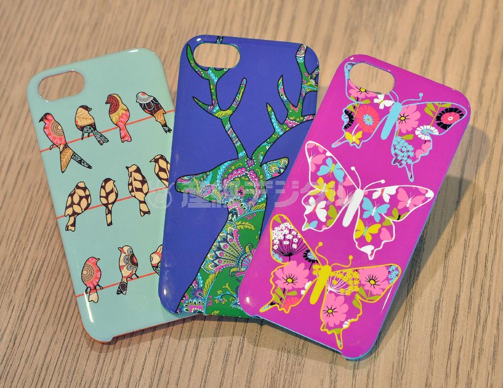 スマートフォンケースは鳥やチョウ、鹿など自然界の生き物がモチーフ。バッグの模様の一部に使われている柄を取り出している（６５００円）＝２０１５年１月８日、東京都渋谷区（三尾郁恵撮影）