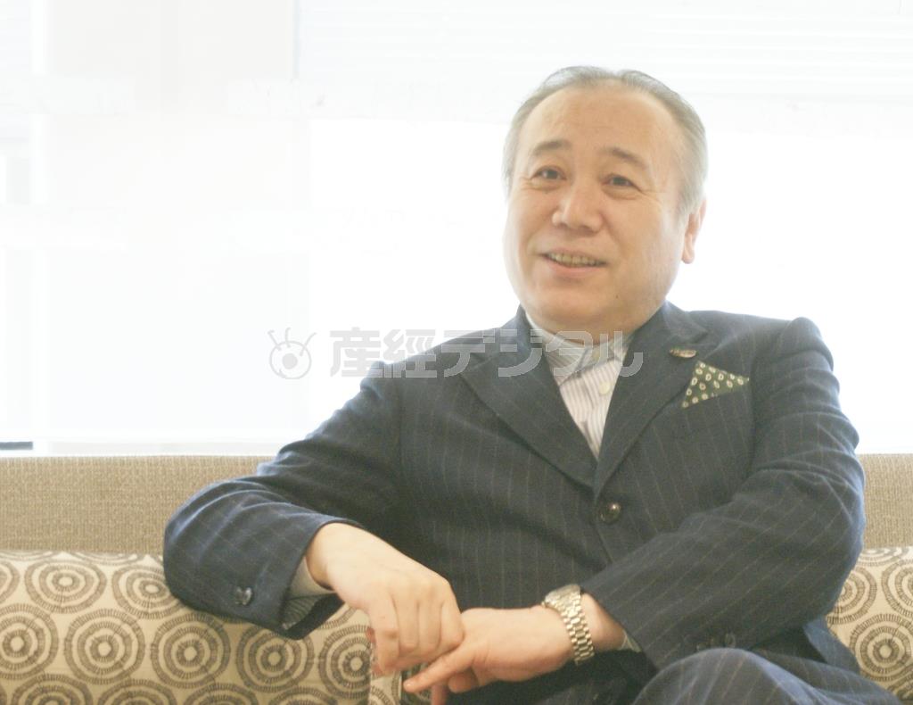 「こういう国になってほしいという思いを込めた」と話す、著者の太田伸之さん＝２０１５年１月８日、東京都港区（塩塚夢撮影）