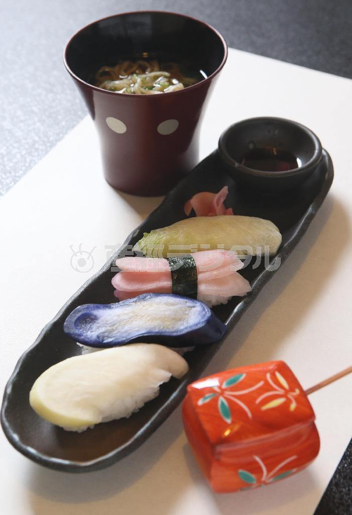 握りずし４貫。ネタの正体は漬け物だが、意外な演出がうれしい＝２０１５年１月６日、京都市中京区（志儀駒貴撮影）
