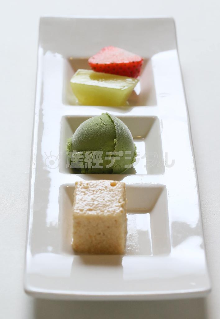 コースを締めくくるデザートは色彩も豊かだ＝２０１５年１月６日、京都市中京区（志儀駒貴撮影）