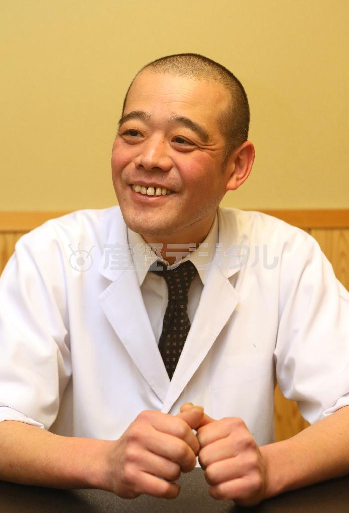 「料理にアイデアを凝らしたい」と語る手嶋豊秀料理長＝２０１５年１月６日、京都市中京区（志儀駒貴撮影）