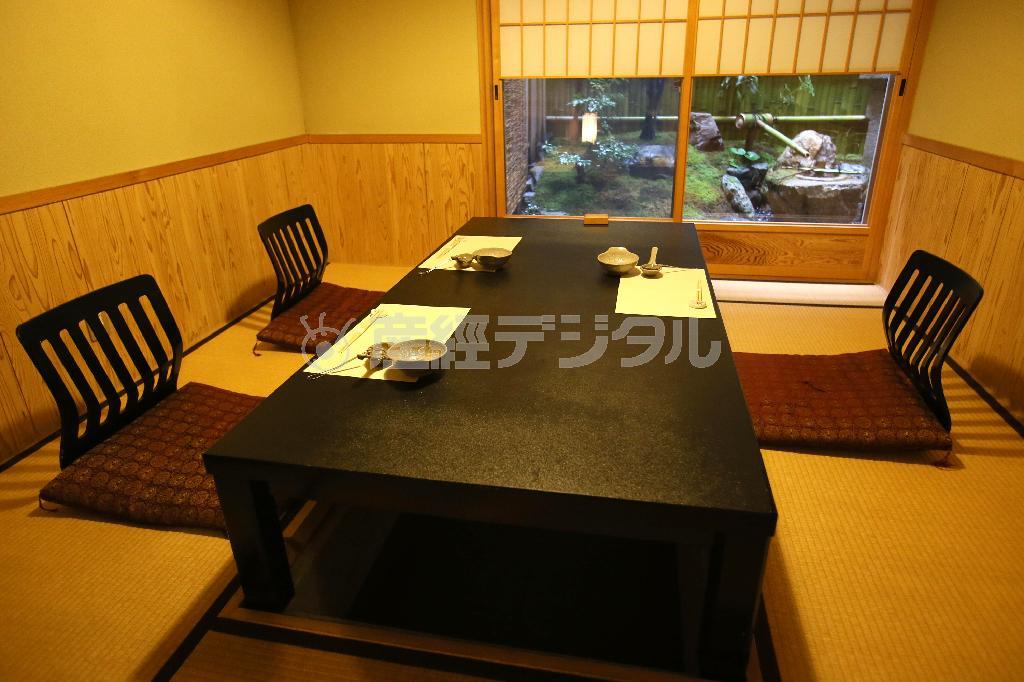 障子窓から冬の庭をのぞむ和室は心落ち着く＝２０１５年１月６日、京都市中京区（志儀駒貴撮影）