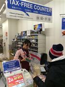 セブン－イレブン・ジャパンの浅草雷門前店。昨年１２月に免税品の専用カウンターを設けた＝東京都台東区