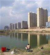 資金難で工事が停止し、ゴーストタウンと化した中国・陝西省神木県の開発区＝２０１４年６月（共同）