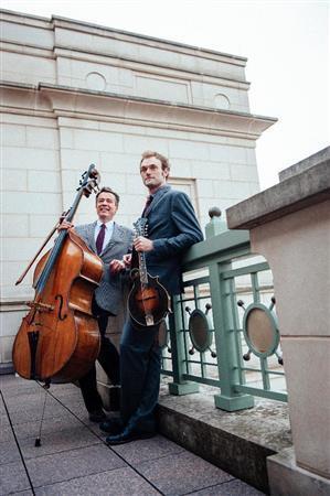 フラットマンドリンを弾くクリス・シーリーと、コントラバスのエドガー・メイヤーによるデュオ（提供写真）