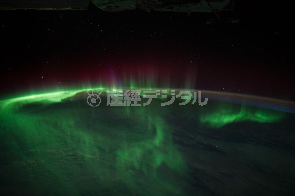 まるで幻想の世界にいるようなＩＳＳ（国際宇宙ステーション）からの眺め。ちょうどオーロラ活動が高まりつつあるときで、磁力線に沿うオーロラの筋（カーテンのひだ）がはっきりと見える。夜明けが始まりつつある南インド洋ケルゲルン諸島から南オーストラリアへ向かう軌道。（Ｃ）Ｉｍａｇｅ＿ｃｏｕｒｔｅｓｙ＿ｏｆ＿ｔｈｅ＿Ｅａｒｔｈ＿Ｓｃｉｅｎｃｅ＿ａｎｄ＿Ｒｅｍｏｔｅ＿Ｓｅｎｓｉｎｇ＿Ｕｎｉｔ，ＮＡＳＡ＿Ｊｏｈｎｓｏｎ＿Ｓｐａｃｅ＿Ｃｅｎｔｅｒ