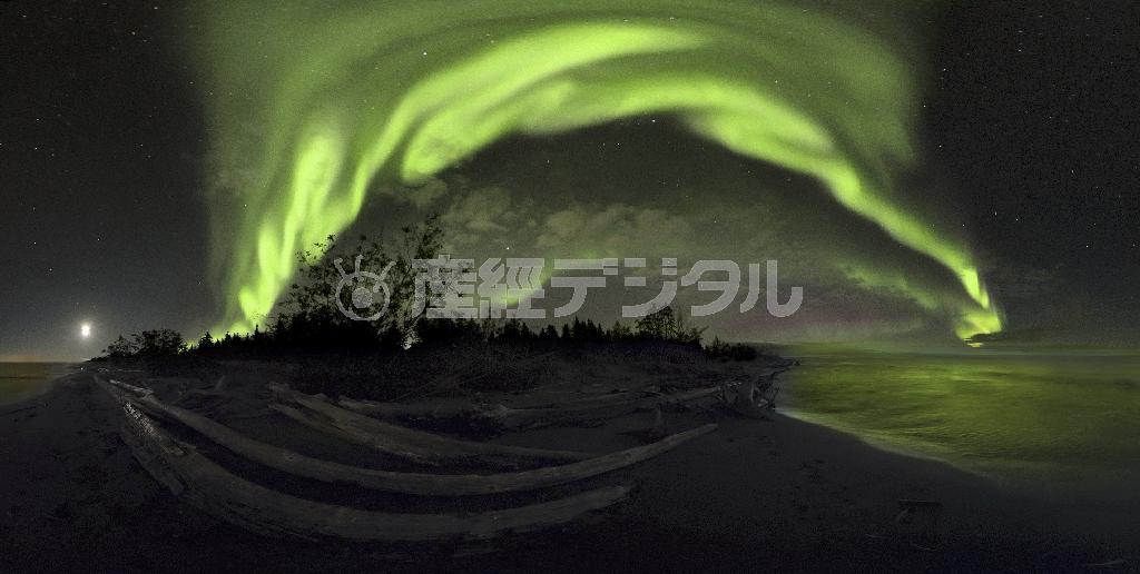 約３００度のパノラマ撮影でうねるオーロラが出現した。このオーロラは動きが速いので撮影するのが大変＝２０１２年８月、カナダ・ヘイリバーのグレートスレーブレイク湖畔（田中雅美さん撮影）