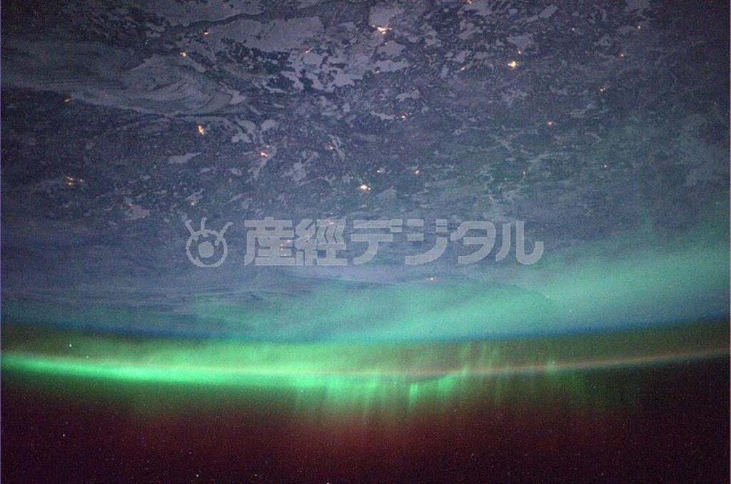 カナダ上空のオーロラカーテンは、地表から数百キロメートル上空へ広がっているように見えます＝２０１３年１１月２３日（若田光一さんのツイッターから、ＪＡＸＡ／ＮＡＳＡ提供）