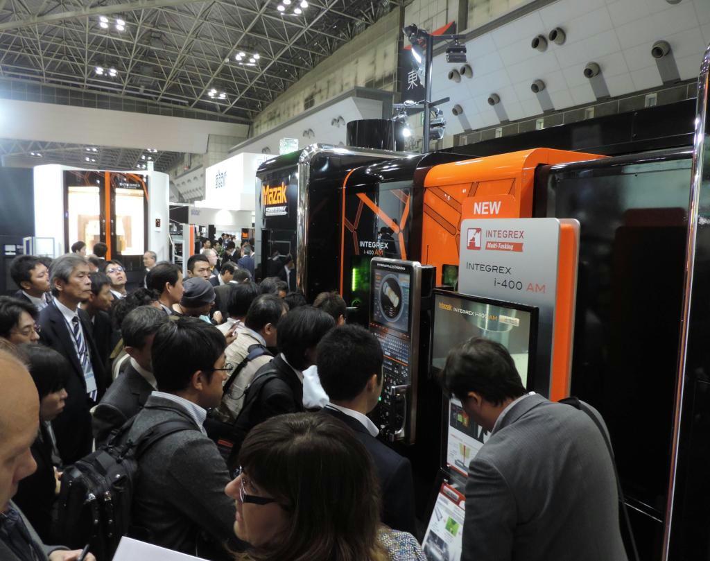 昨年１０月に開催された日本国際工作機械見本市。工作機械業界は今年も高水準の受注が見込まれている＝東京都江東区