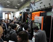 昨年１０月に開催された日本国際工作機械見本市。工作機械業界は今年も高水準の受注が見込まれている＝東京都江東区