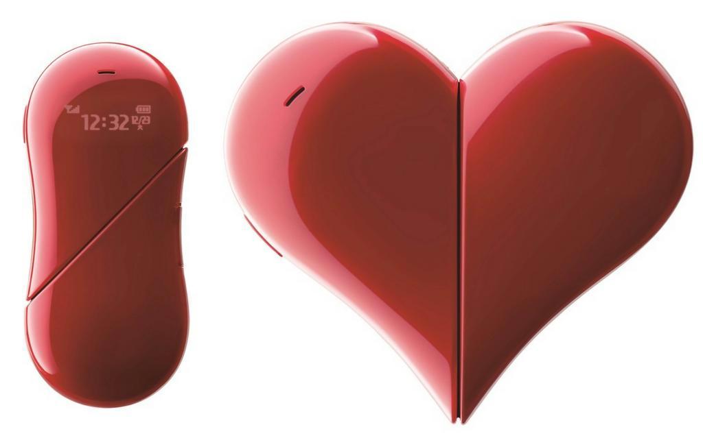 ワイモバイルのＰＨＳ「Ｈｅａｒｔ４０１ＡＢ」。待ち受け状態のハート形（右）からスティック形にして通話する（変形した画像の縮尺比率は異なる）