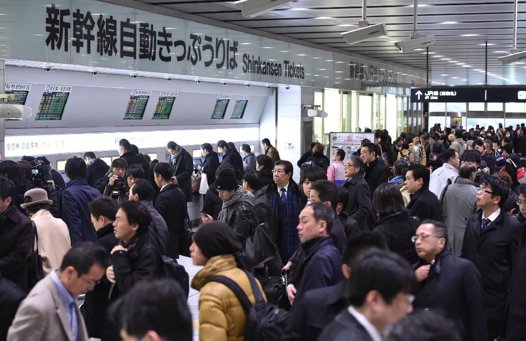「東海道新幹線運転見合わせ」高架下でおきた火災のため始発から運転を見合わせた東海道新幹線。新大阪駅では駅員が対応に追われた＝２２日午前８時１６分、大阪市淀川区（竹川禎一郎撮影）