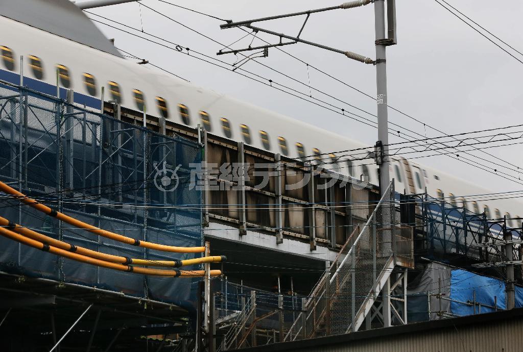 高架下で火災が発生し、始発から運転を一時見合わせた東海道新幹線。下り線で最大２時間２０分の遅れが出た＝２２日午前、京都府長岡京市（志儀駒貴撮影）