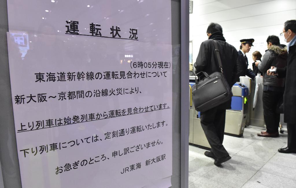 「東海道新幹線運転見合わせ」高架下でおきた火災のため始発から運転を見合わせた東海道新幹線。新大阪駅では駅員が対応に追われた＝２２日午前８時２３分、大阪市淀川区（竹川禎一郎撮影）