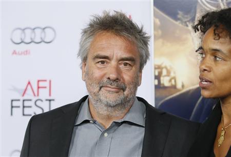 仏映画監督、リュック・ベッソン氏（中央）＝２０１４年１１月１２日、米カリフォルニア州ハリウッド（ロイター）