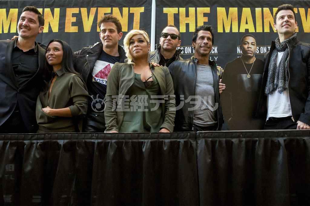 米男性グループ「ニュー・キッズ・オン・ザ・ブロック」と米女性デュオ「ＴＬＣ」＝２０１５年１月２０日、米ニューヨーク（ロイター）