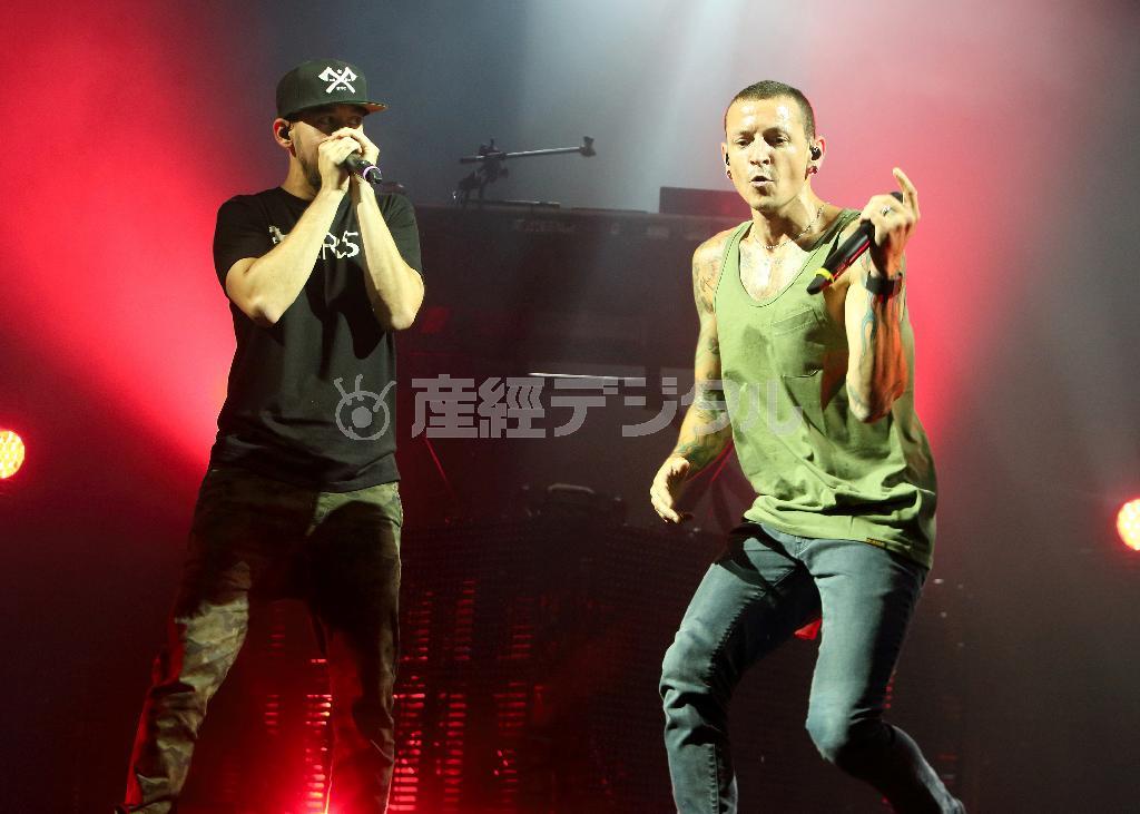 米ロックバンド「リンキン・パーク」、ボーカルのチェスター・ベニトンさん（右）＝２０１４年８月１６日、米ニュージャージー州カムデン（ＡＰ）