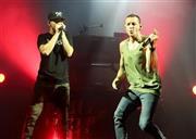 米ロックバンド「リンキン・パーク」、ボーカルのチェスター・ベニトンさん（右）＝２０１４年８月１６日、米ニュージャージー州カムデン（ＡＰ）