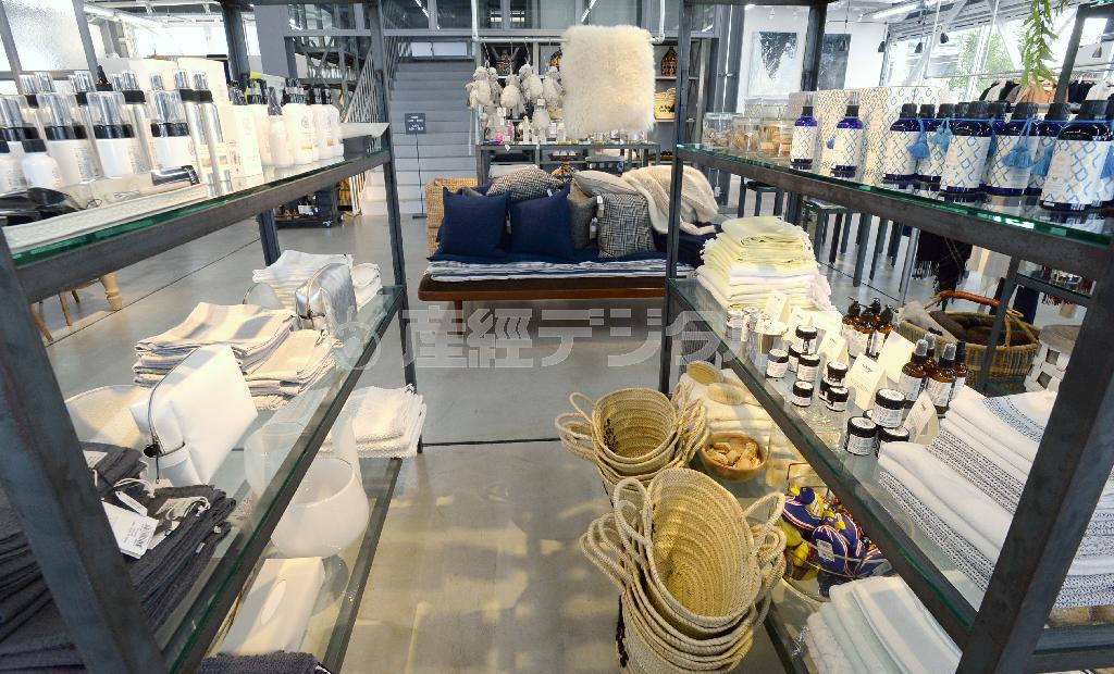 １階でコーナーを展開する生活雑貨のキュレーション。流行に流されない良いものが提案されている＝２０１５年１月９日、東京都新宿区（寺河内美奈撮影）