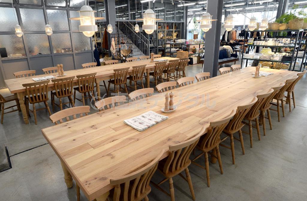 カフェに設置されたロングテーブルでコーヒーブレイクもＯＫ＝２０１５年１月９日、東京都新宿区（寺河内美奈撮影）