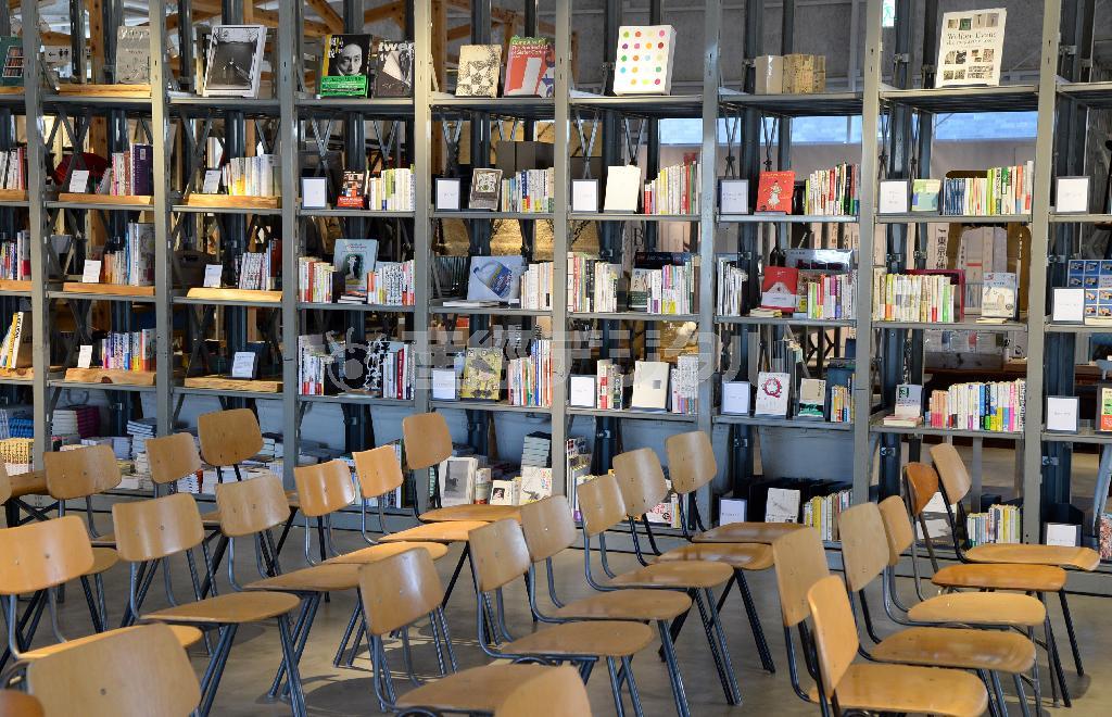 元からあった本棚でブックスペースを設置。本の企画展示「〈１０×１０〉（テンバイテン）－１０人の選ぶ、１０冊の本－」も開催されている＝２０１５年１月９日、東京都新宿区（寺河内美奈撮影）