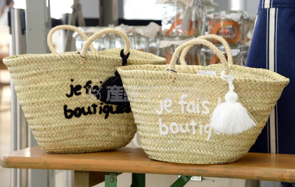 買い物かご。文字は黒と白の２色。かわいらしいタッセル付き（８４２４円）＝２０１５年１月９日、東京都新宿区（寺河内美奈撮影）