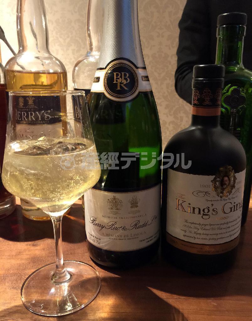 キングス・ジンジャーとスパークリングで作る「キングス・ジンジャー・ロワイヤル」＝２０１５年１月１６日（青木冨美子さん撮影）